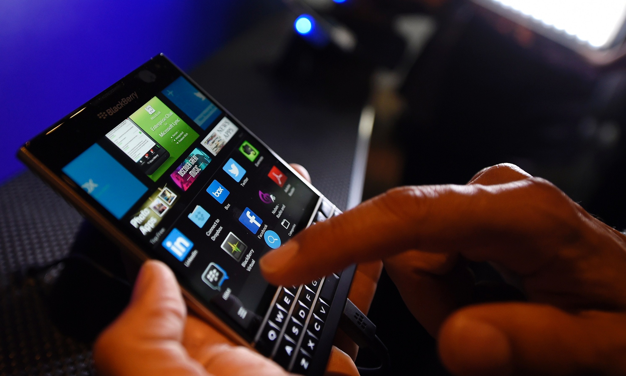 Samsung denies setting its sights on BlackBerry