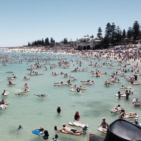 🏆🏆🏆Congratulations to Cottesloe! A new world record has been set: 2210 people in the water 🎉The reigning champs have done it again for the third year in a row! #thongchallenge #havaianas #cottesloe #australia @australia thanks to the good people @presseddaily for the photo!