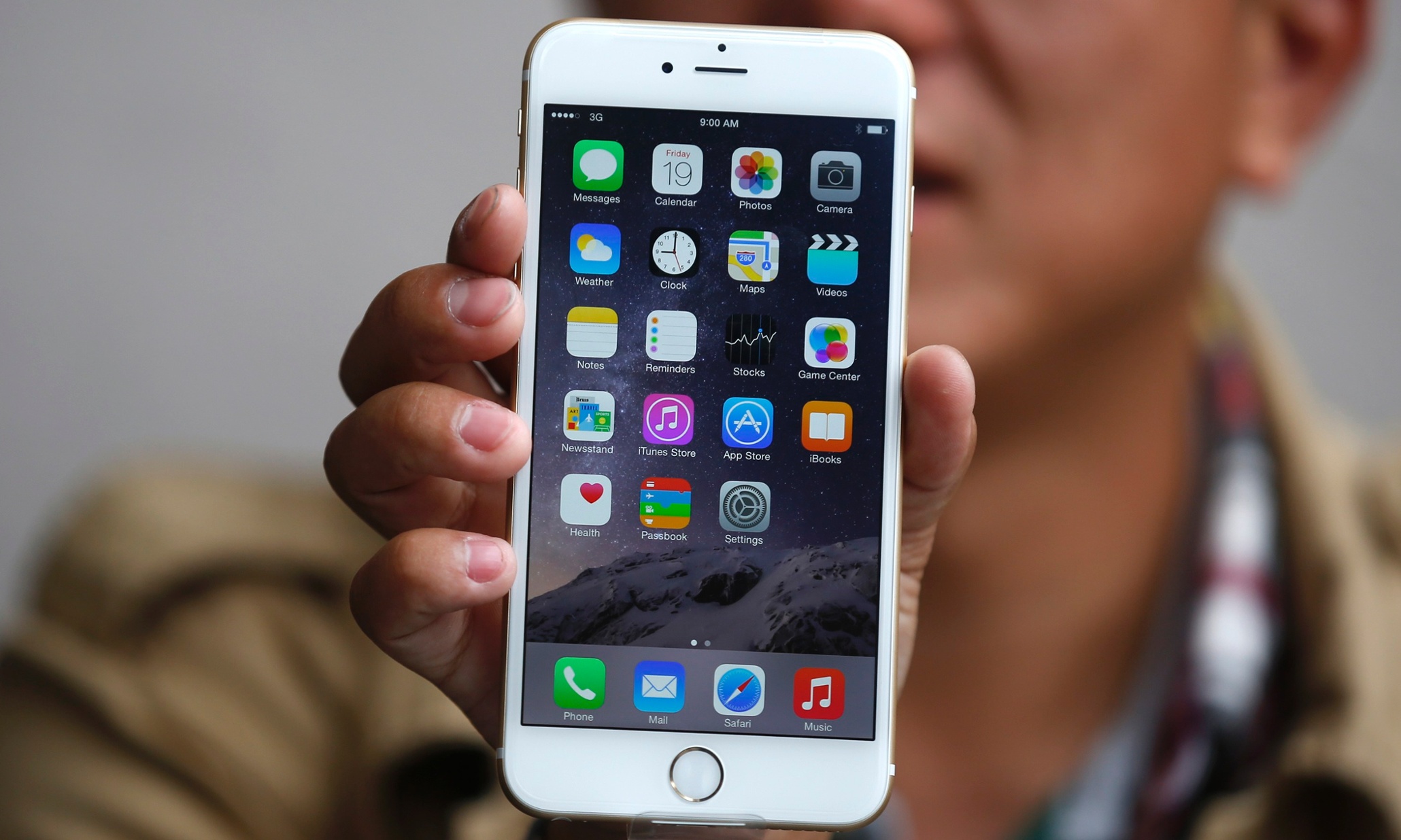 Apple draws level with Samsung as biggest smartphone maker