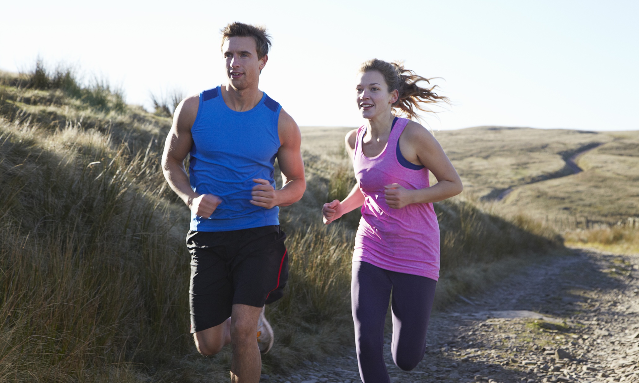 Lifestyle news. Пара делает селфи. Продавец фитнес питания в зале. Tablet foreground. Фитнес питание.