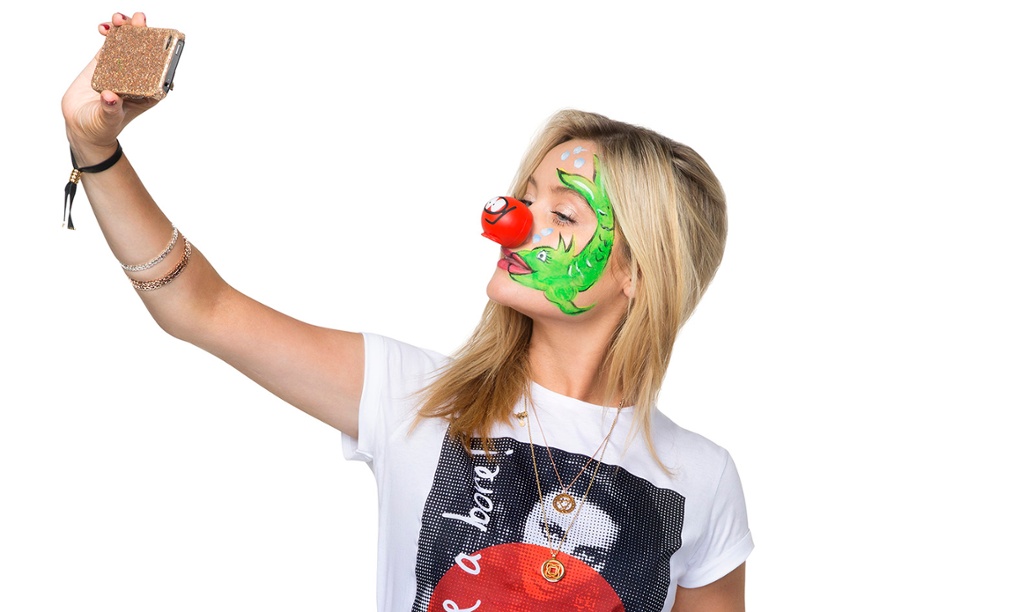 Taking a selfie in public should be the ultimate social taboo