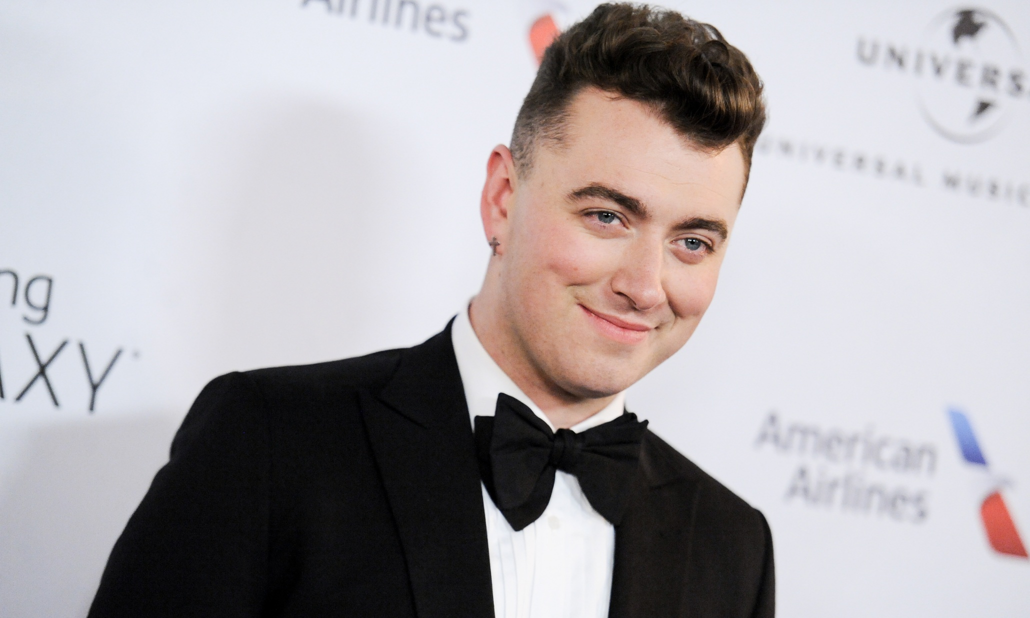 Sam smith перевод. Sam Smith 2015. Автограф Сэма Смита. Сэм Смит оусэс. Сэм Смит улыбается.