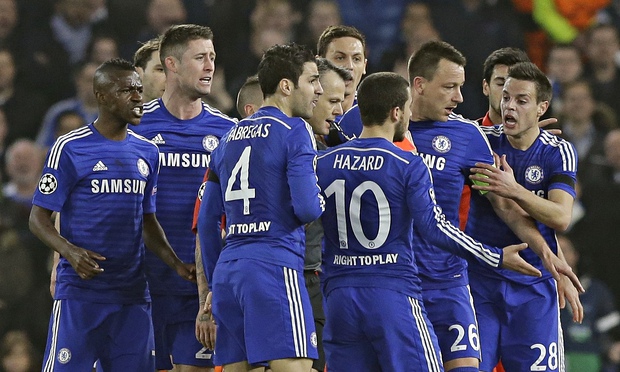 Chelsea-players-surround--007.jpg