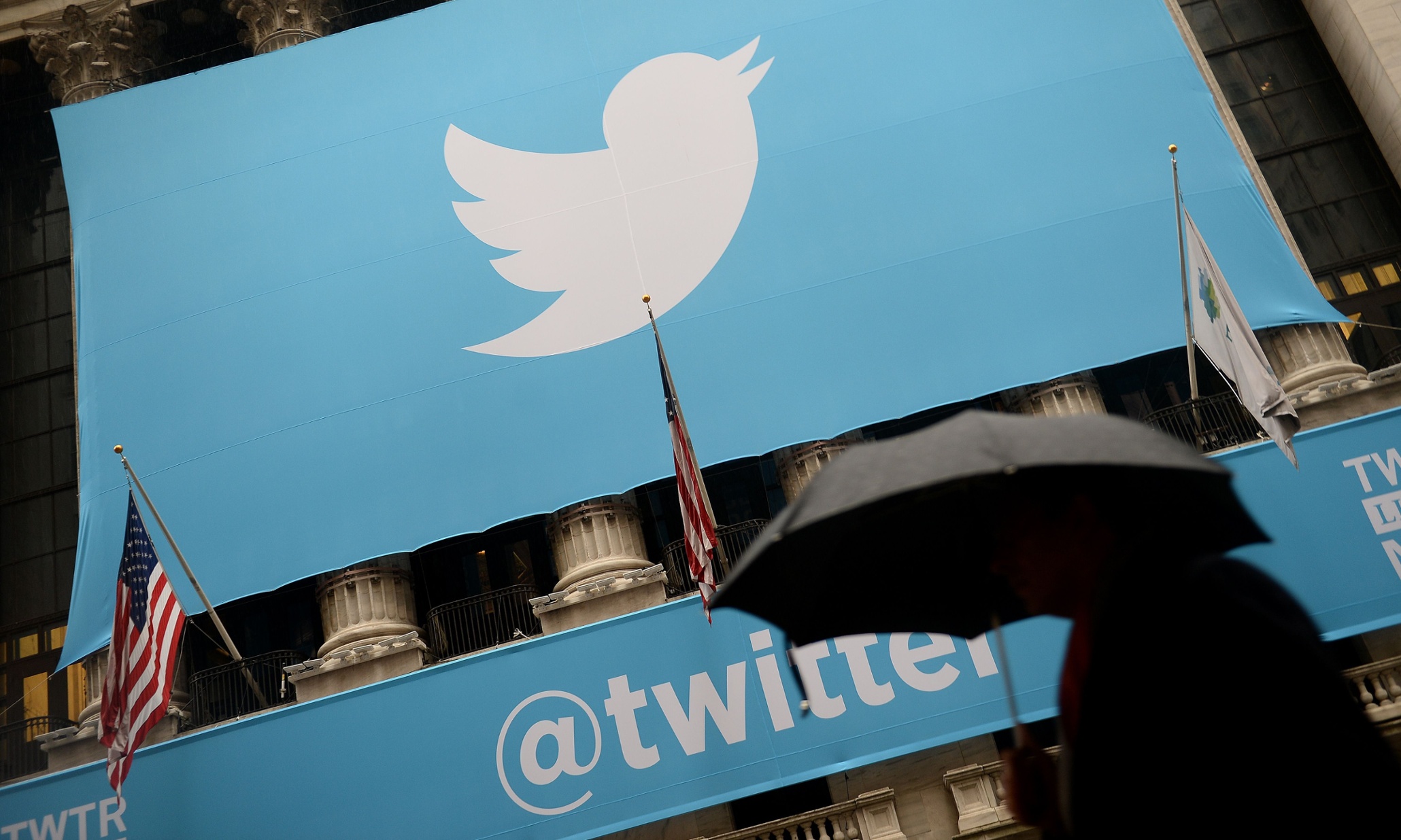 Twitter tests auto-play videos on smartphones