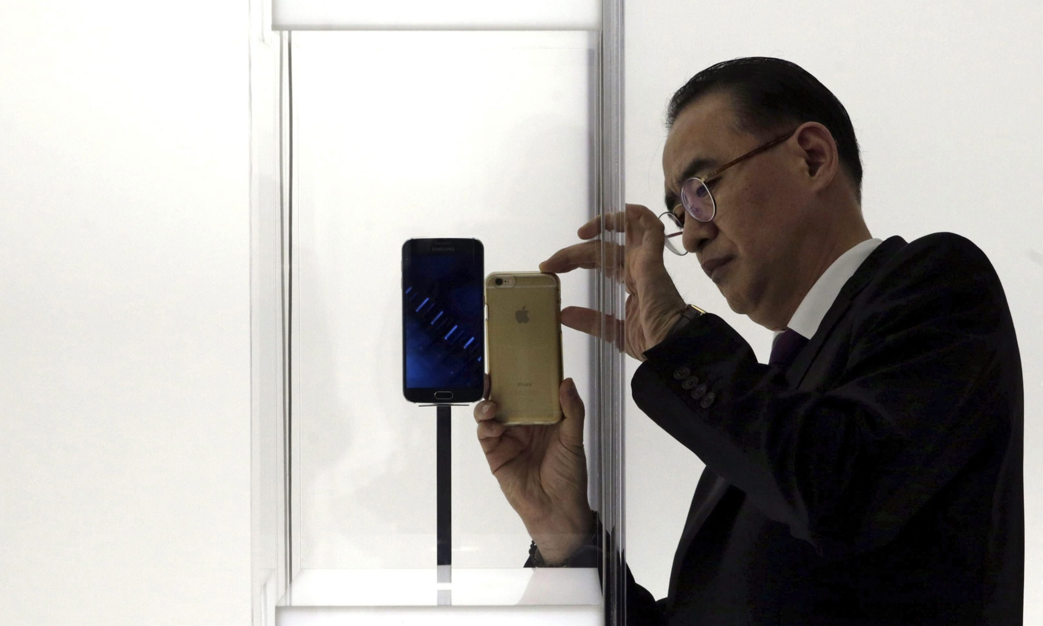 Apple overtakes Samsung as the world's biggest smartphone maker
