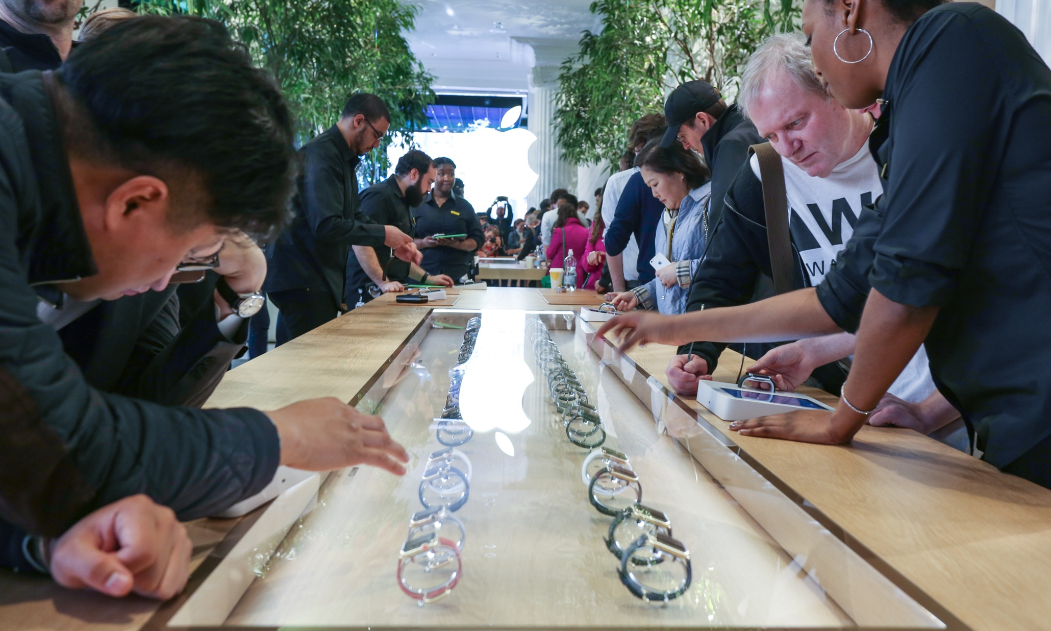 Apple Watch launch swaps high-street crowds for high-end fashionistas