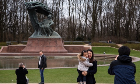 Visitors at the Chopin monument in Łazienki park, Warsaw.