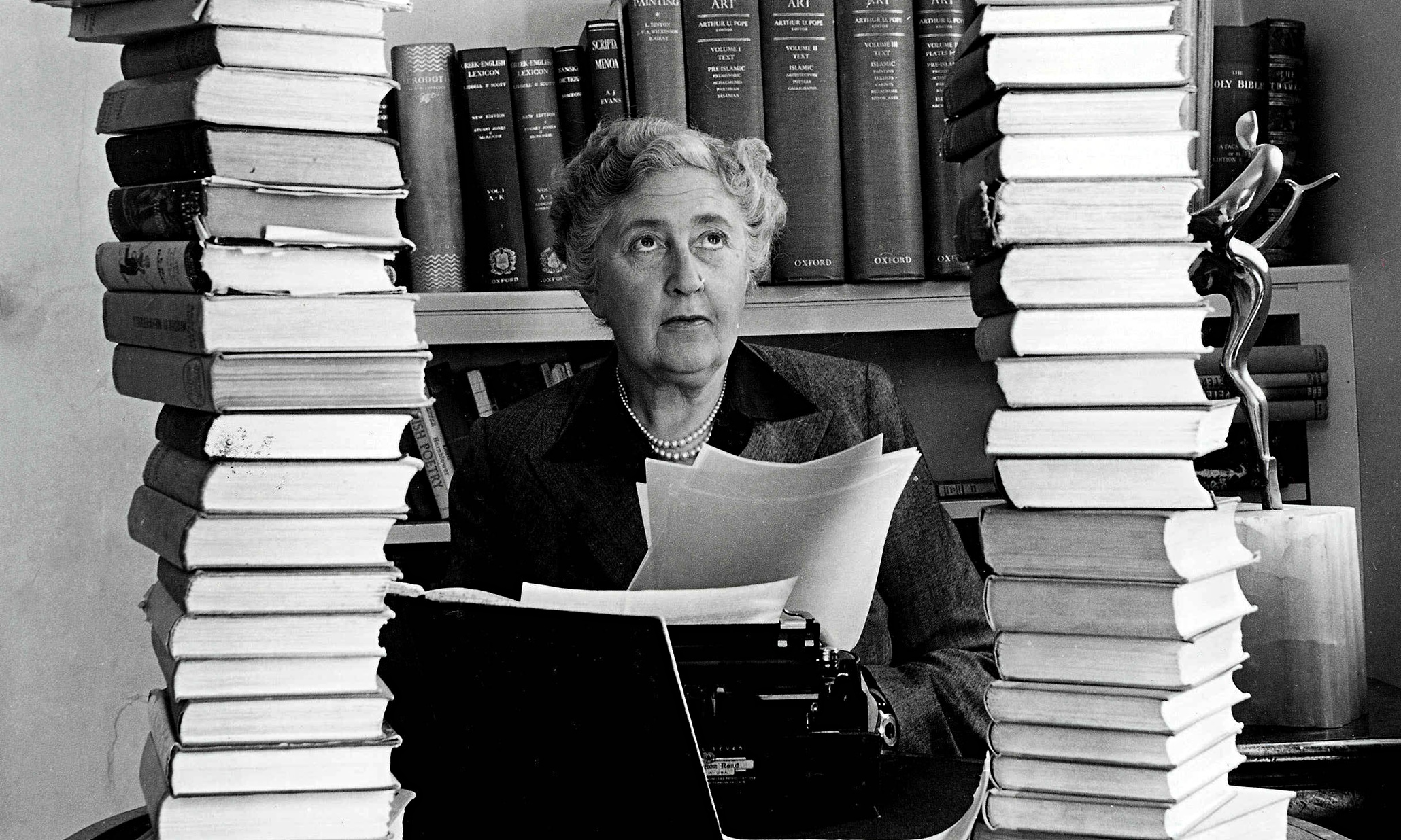 https://static.guim.co.uk/sys-images/Guardian/Pix/pictures/2015/4/27/1430140140647/Agatha-Christie-surrounde-009.jpg