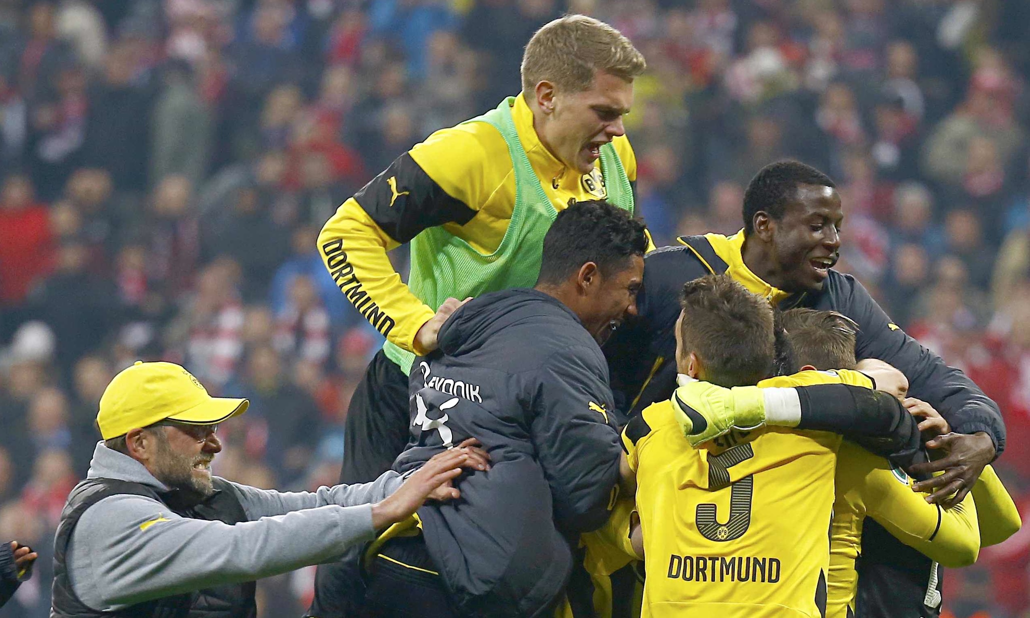 Bayern Munich miss all their penalties in Borussia Dortmund defeat