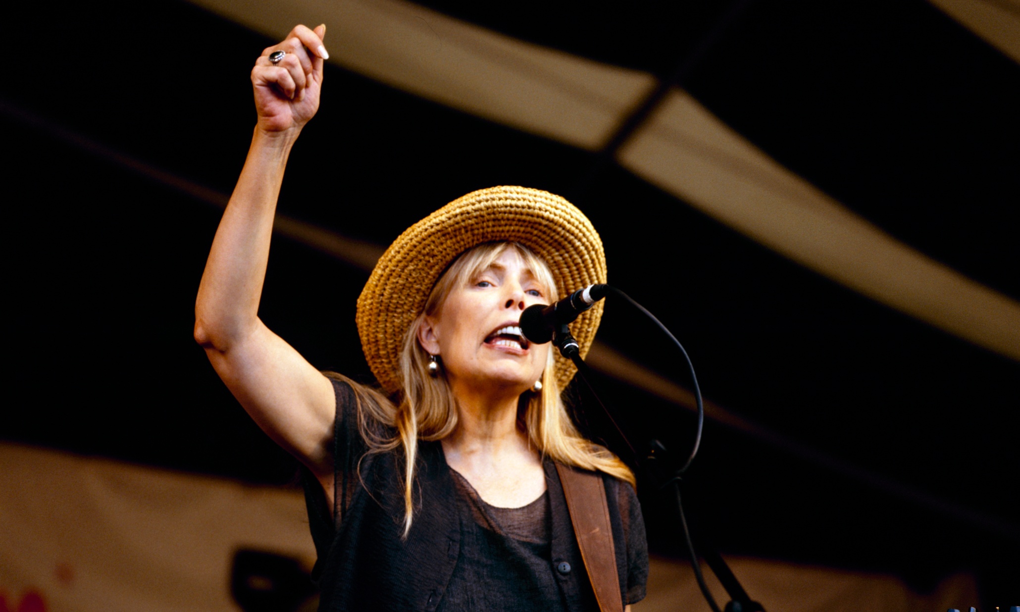 Joni Mitchell website denies singer is in a coma