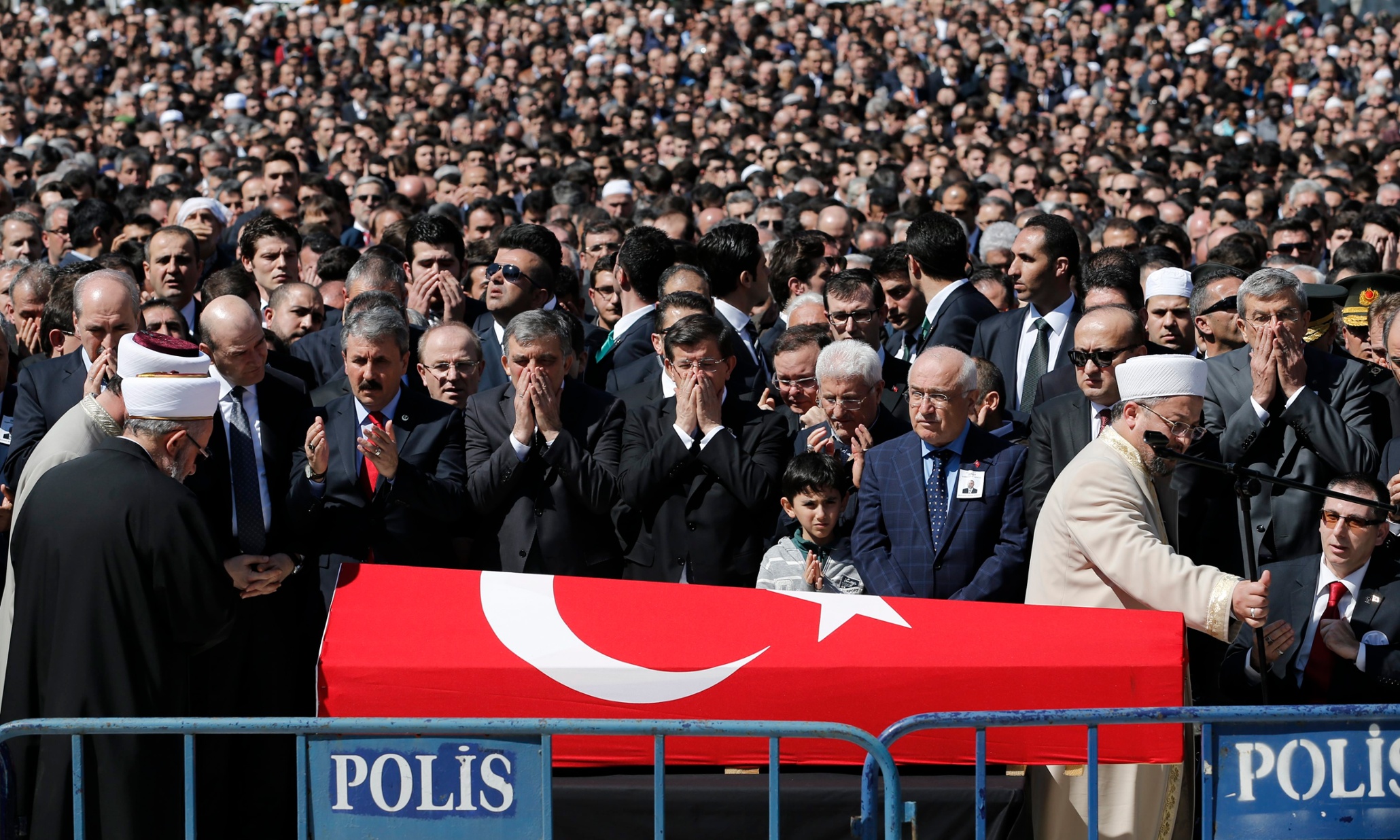 Turkey bans Twitter in bid to block 'propaganda' pictures of kidnapping