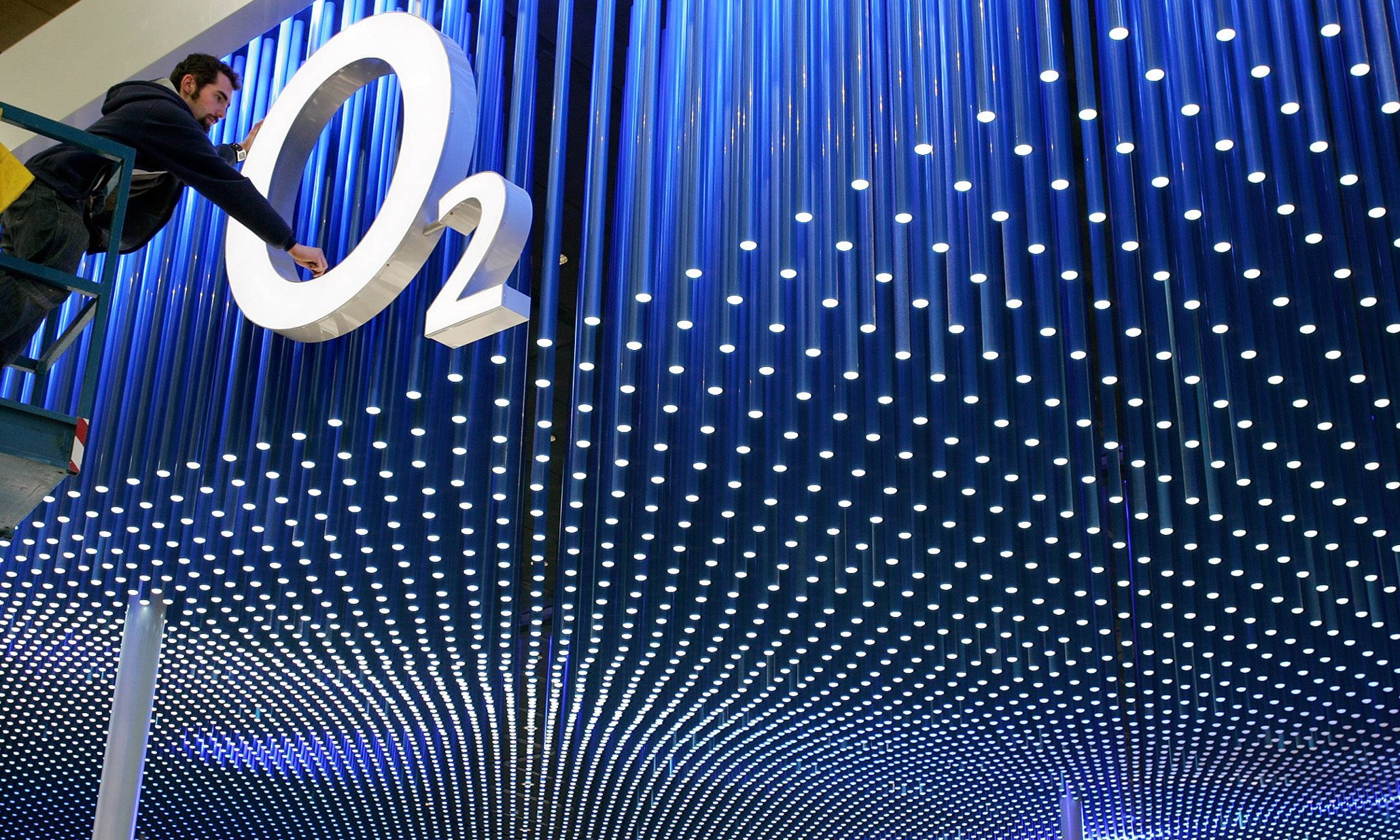 O2 signal loss: Outcry from users as business secretary tells company to 'sort it out'