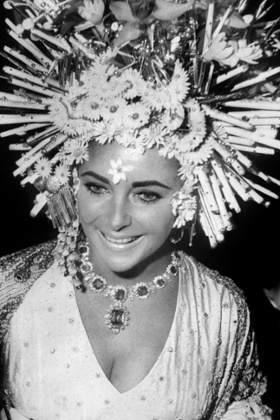 Elizabeth Taylor wears her diamond and emerald suite in Venice in 1967.