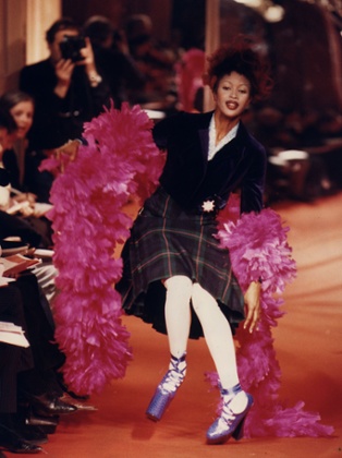 Naomi Campbell falls over while on the Catwalk.