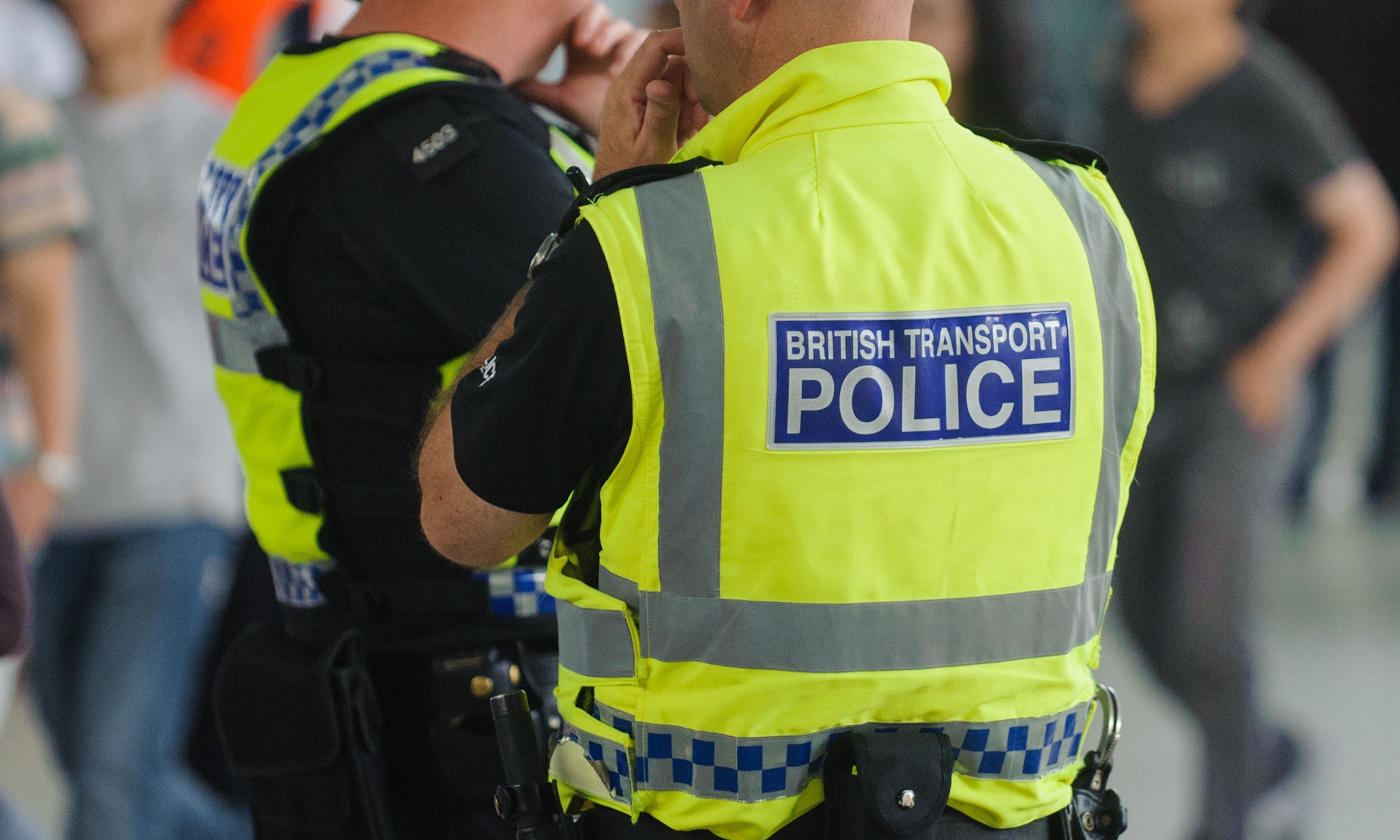 Thieves board up station to steal cash machine