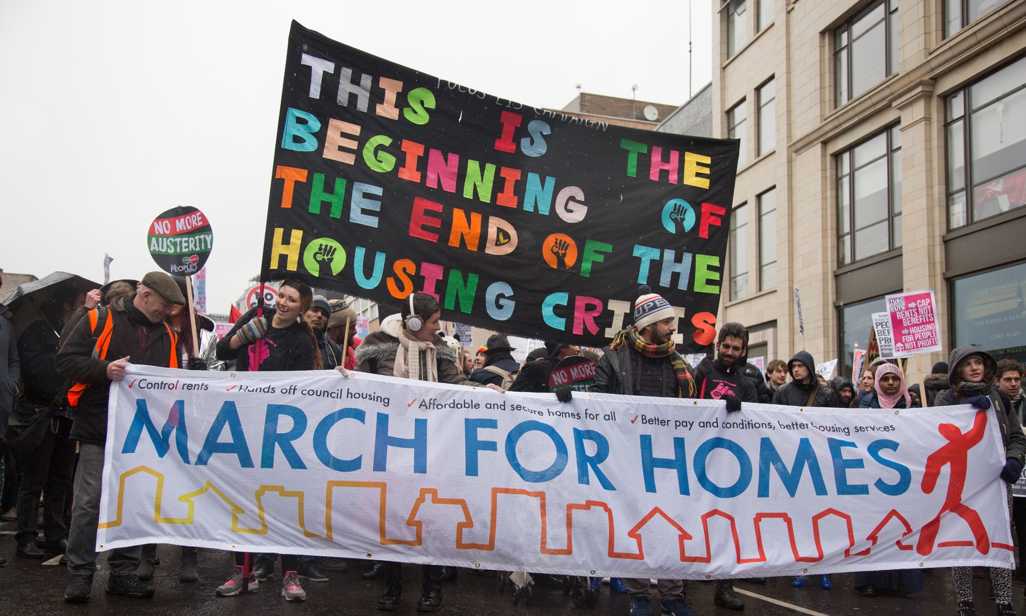 Average monthly London rents hit £1,500 for first time, says survey