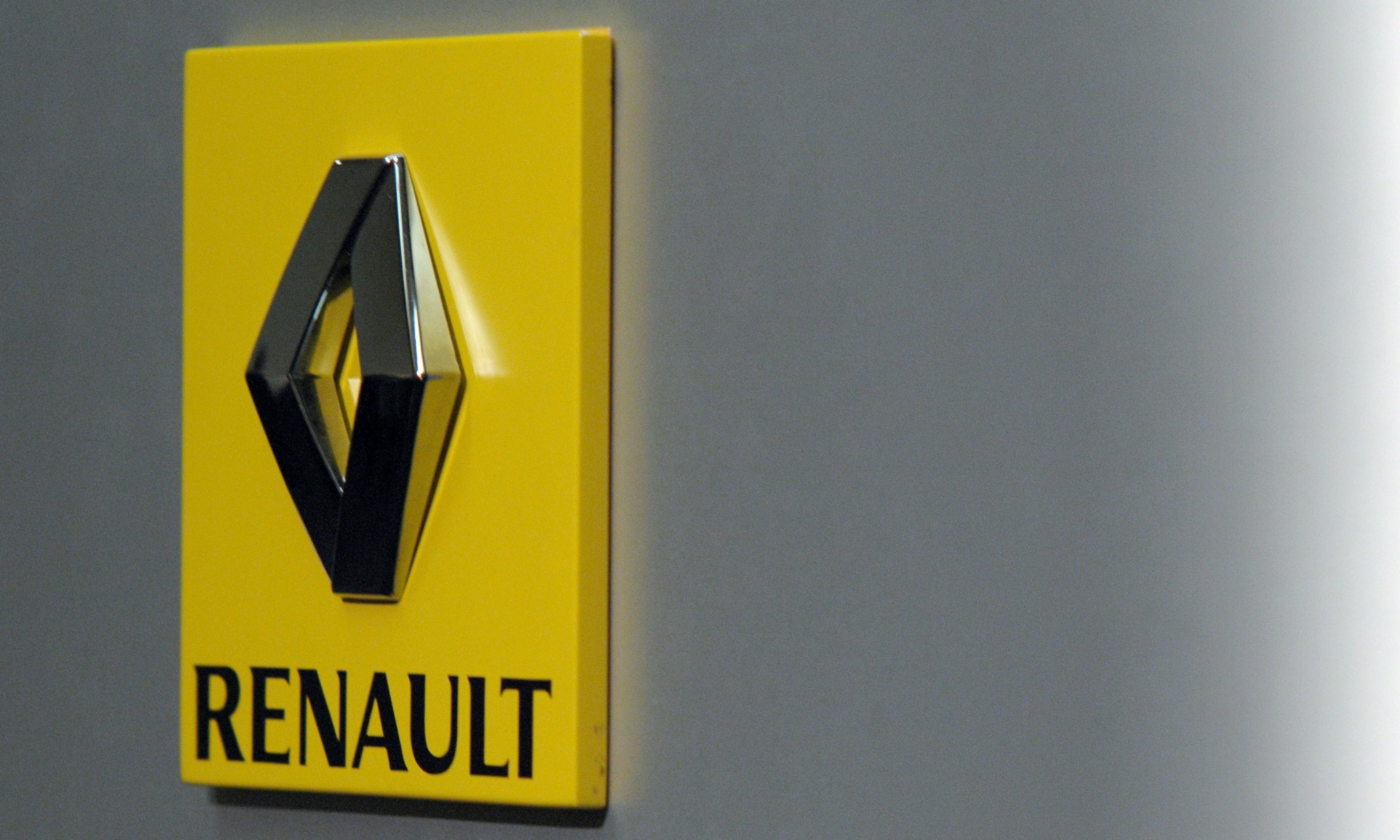 How do I solve a dispute with a Renault garage in France?