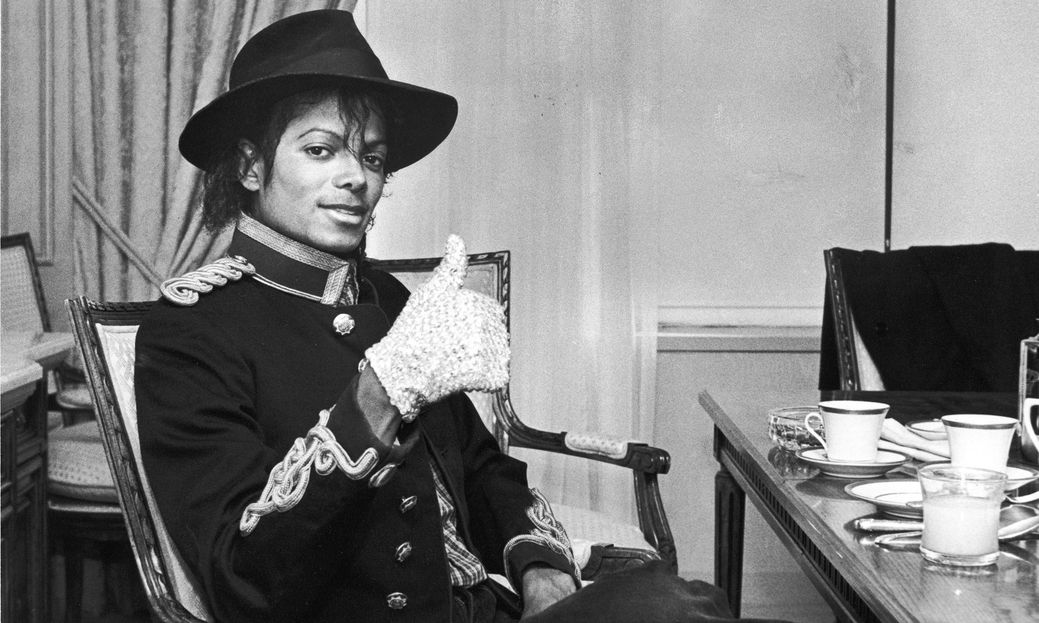 Michael Jackson's white glove to be auctioned for $20,000