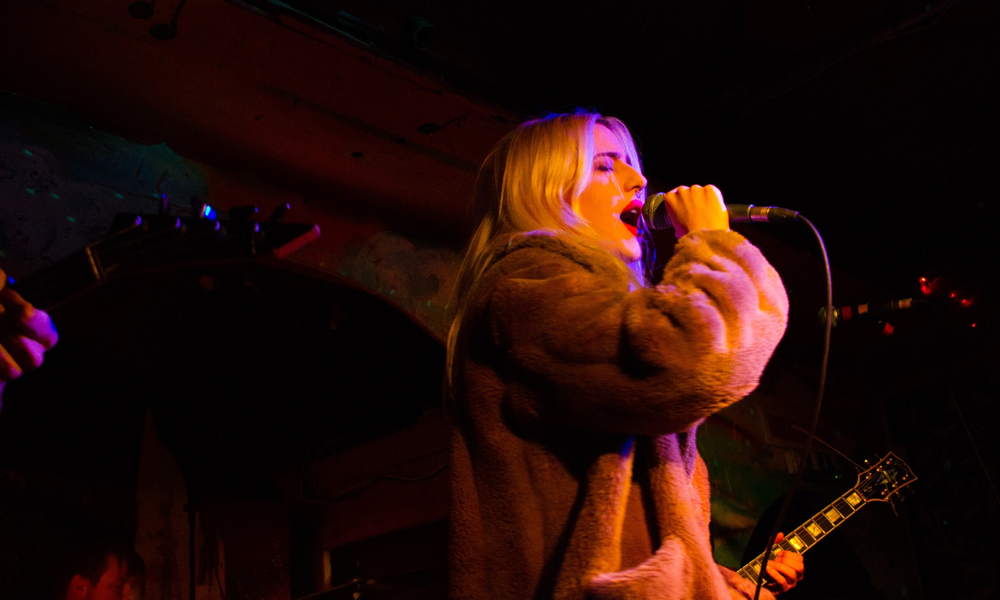 Du Blonde review – not wild enough for her newfound rock grit