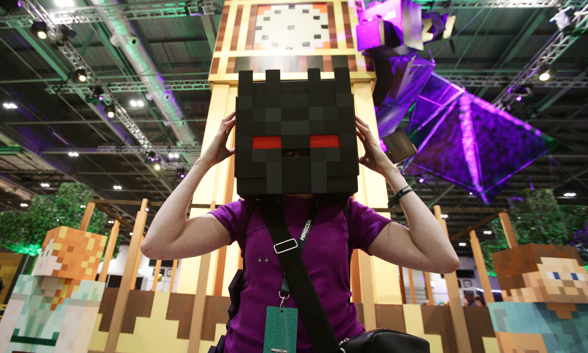 Minecraft developer. МАЙНКОН. Плащ МАЙНКОН 2015. Minecon 2022. Майнкрафт МАЙНКОН.