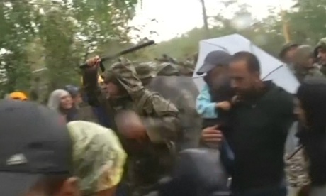 Refugees struck by baton-wielding police at Greece-Macedonia border - video
