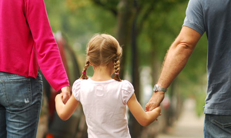 Divorce, Parenthood: child holding hands between mother and father