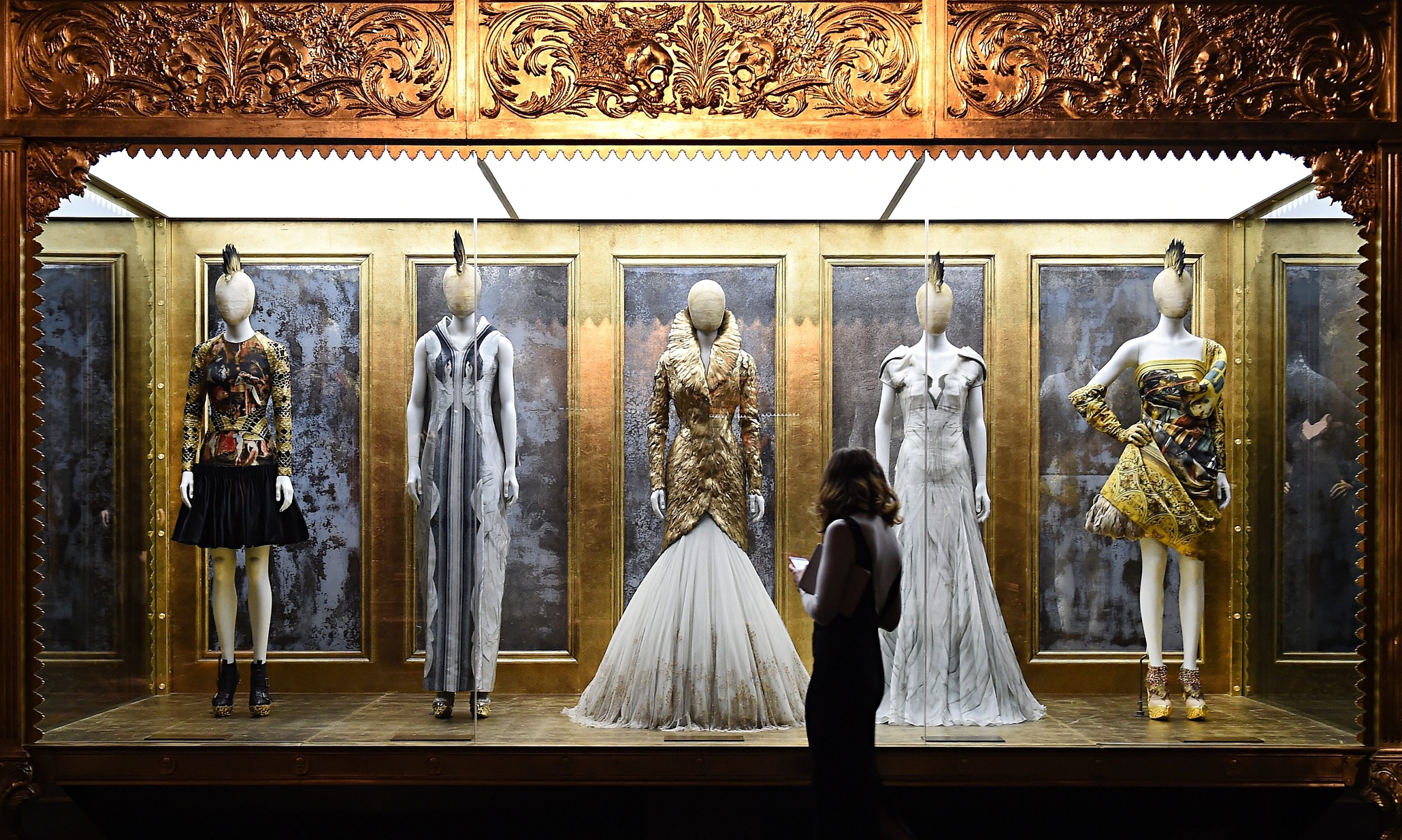Alexander McQueen: Savage Beauty review – superficially magnificent