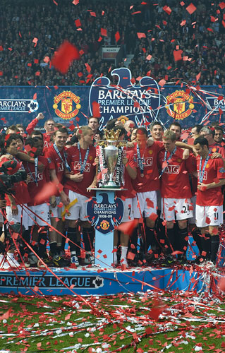 Man Utd. league champions: Manchester United celebrate with the trophy