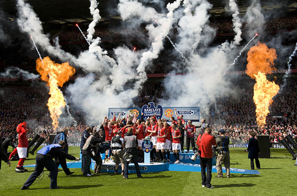 Man Utd. league champions: Manchester United lift the trophy