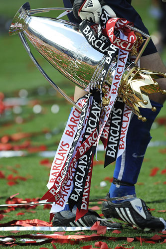 Man Utd. league champions: Edwin Van de Saar carries the trophy