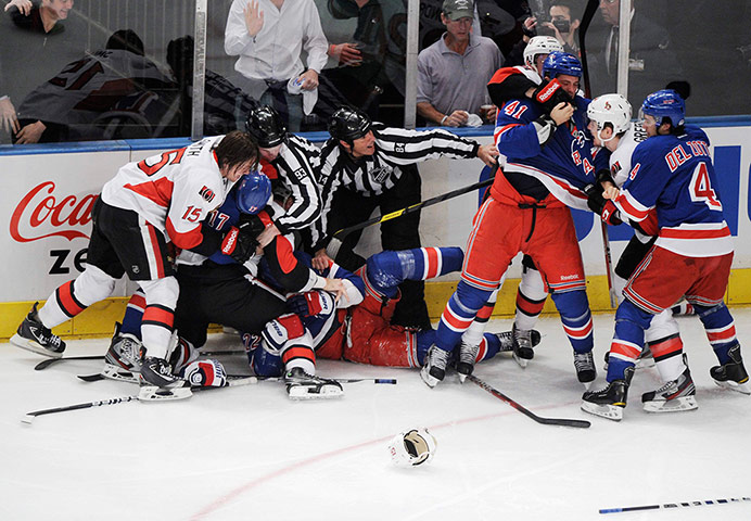 NHL QF: Ottawa Senators and the New York Rangers fight
