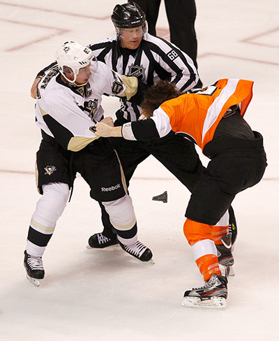 NHL QF: Pittsburgh Penguins' Crosby fights with Philadelphia Flyers' Giroux