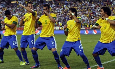 Brazil's Maicon dribbles against United States Soccer in the first half in  Commerce City, Colo. Sunday, July 13, 2008. The US defeat Brazil 1-0. (AP  Photo/Will Powers Stock Photo - Alamy