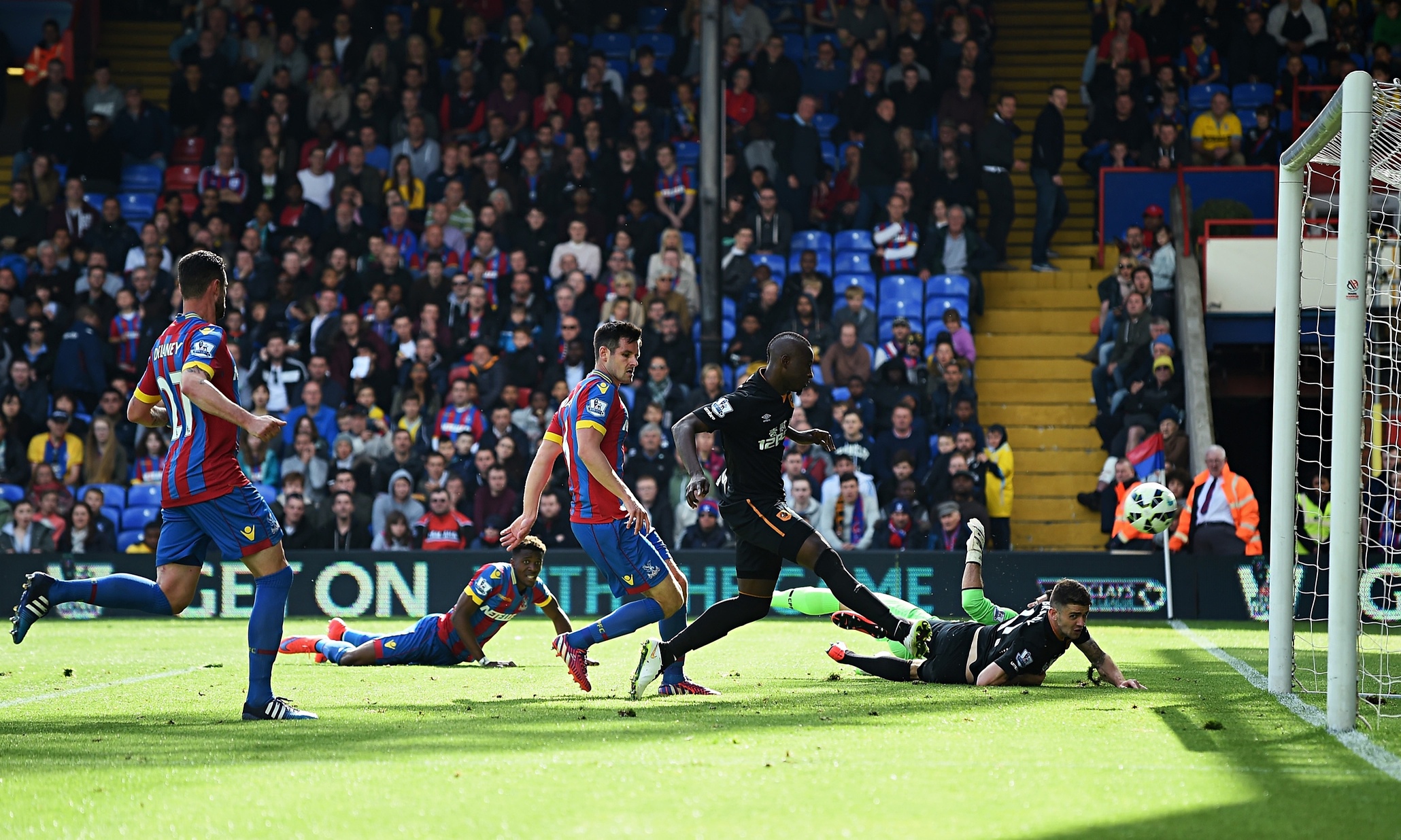 Hull survival hopes improve as Dame N’Doye’s double sees off Crystal Palace