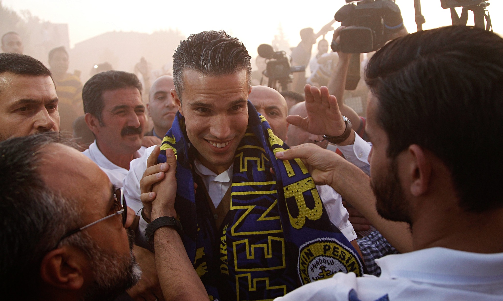 Robin van Persie vows to win trophies at Fenerbahce unveiling