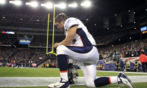 Tim Tebow Prays To Tom Brady Jesus New England Patriots T-Shirt