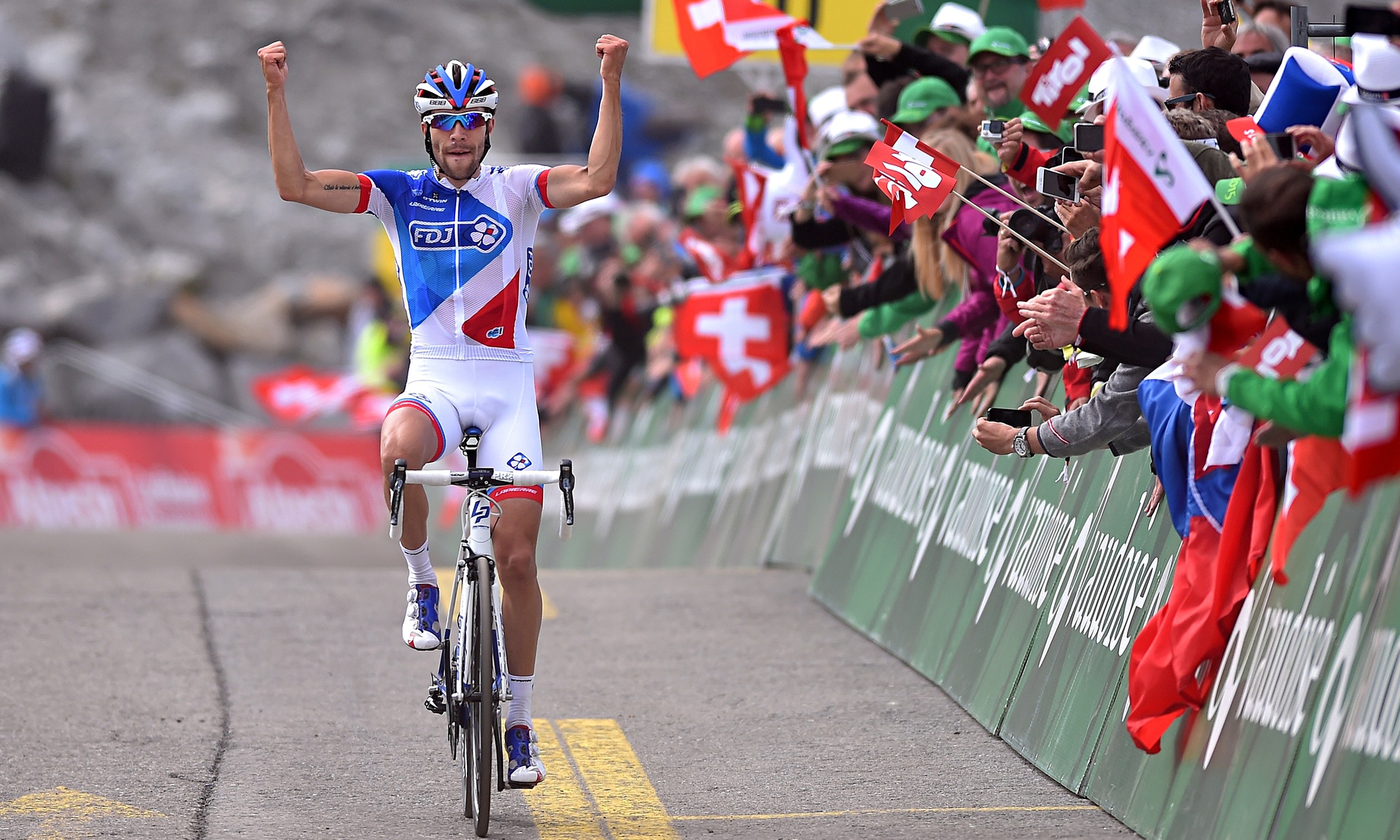 Team Sky’s Geraint Thomas gains places but loses time in Tour de Suisse