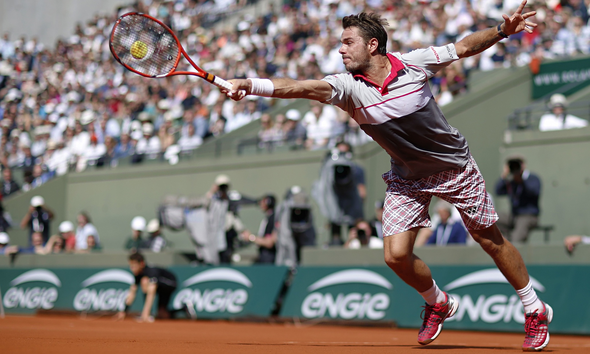 Stan Wawrinka blows Roger Federer away as gale brings courtside drama