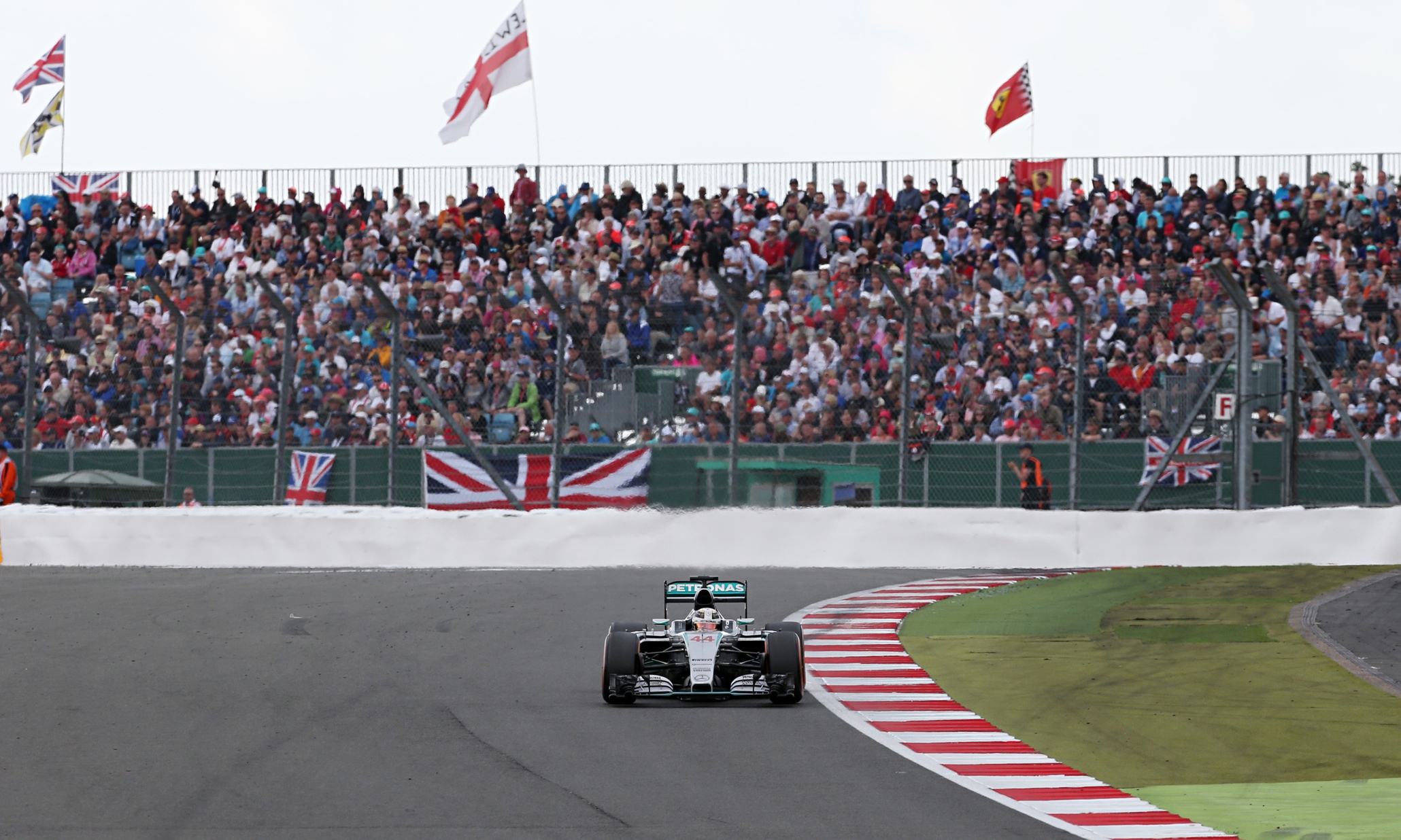 Lewis Hamilton wins British F1 GP from Nico Rosberg at damp Silverstone