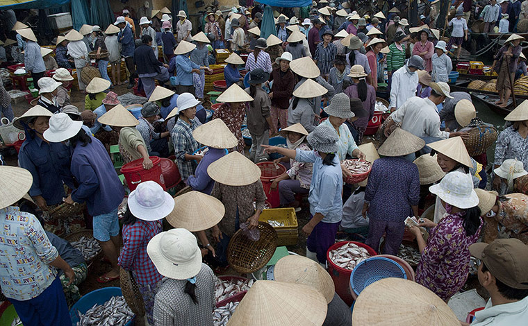 Been there comp Nov 2010: Crowd of people at the Hoi An market, Vietnam