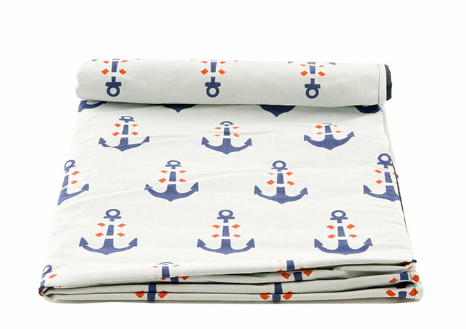 Beach kit: Waterproof anchors picnic rug