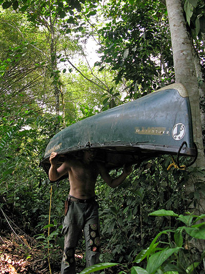 congo: Carrying canoe round rapids