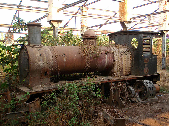 congo: abandoned steam engine