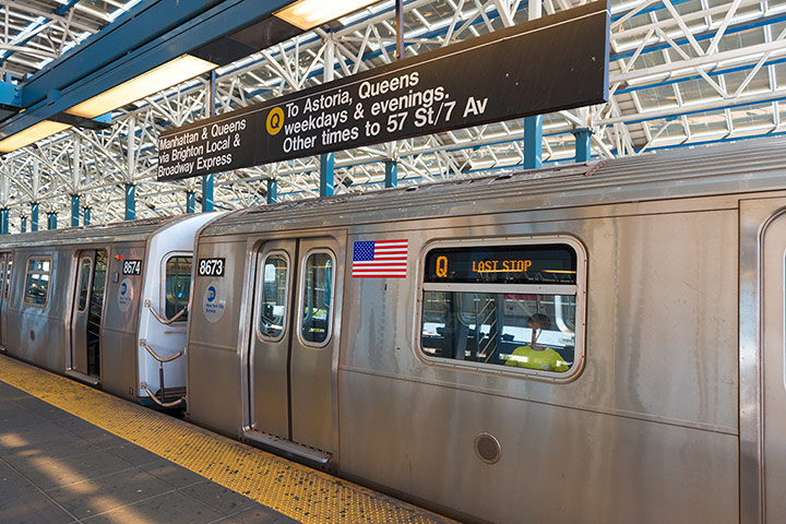 Metros: Q train subway station, Brooklyn, New York