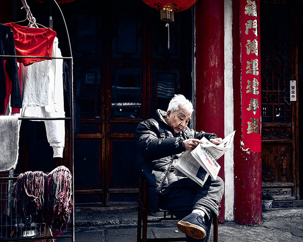 Shanghai megacity: Man reading, Shanghai