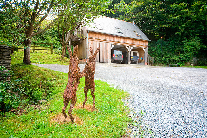 cool cottages devon: Hayloft Cornworthy exterior