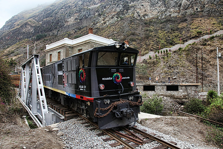 Ecuador train: Crossing the River Alausi bridge near Sibambe