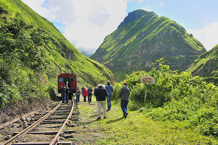 Ecuador train: Devils Nose rail journey, Alausi to Sibambe, Ecuador