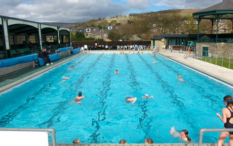 Recommended swimming pool temperatures in the uk