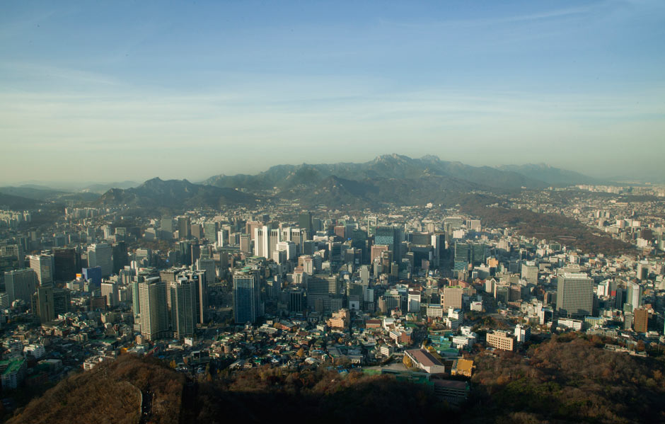 http://static.guim.co.uk/sys-images/Travel/Pix/pictures/2013/2/22/1361533634062/Seoul-South-Korea-shot-fr-001.jpg